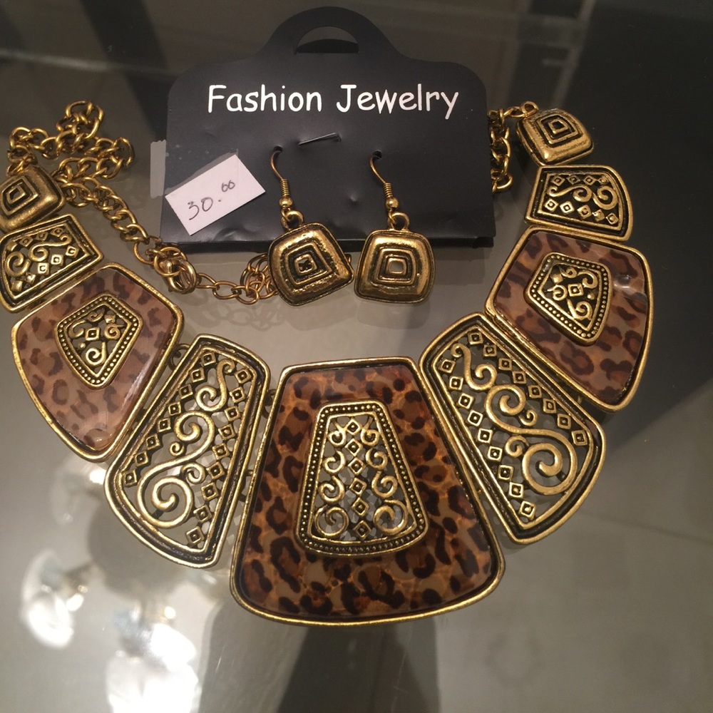 Elegant statement necklace